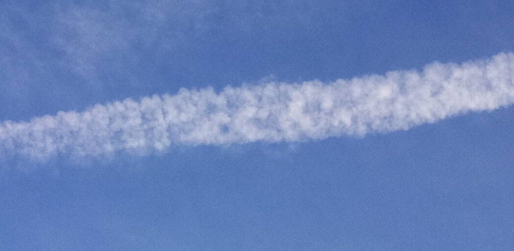 空を見上げたら飛行機雲