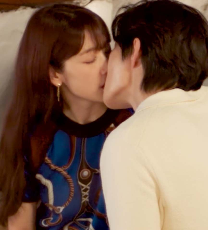 Image may contain Park Shinhye Park Shinhye Kissing Person Romantic Teen Adult Face and Head