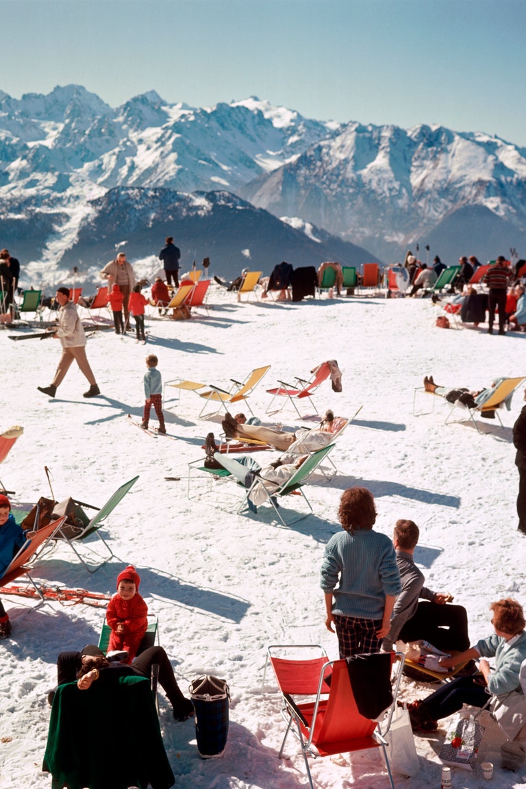 Heading to the Mountains? Let Slim Aarons’s Après-Ski Photographs Inspire Your Slope Style