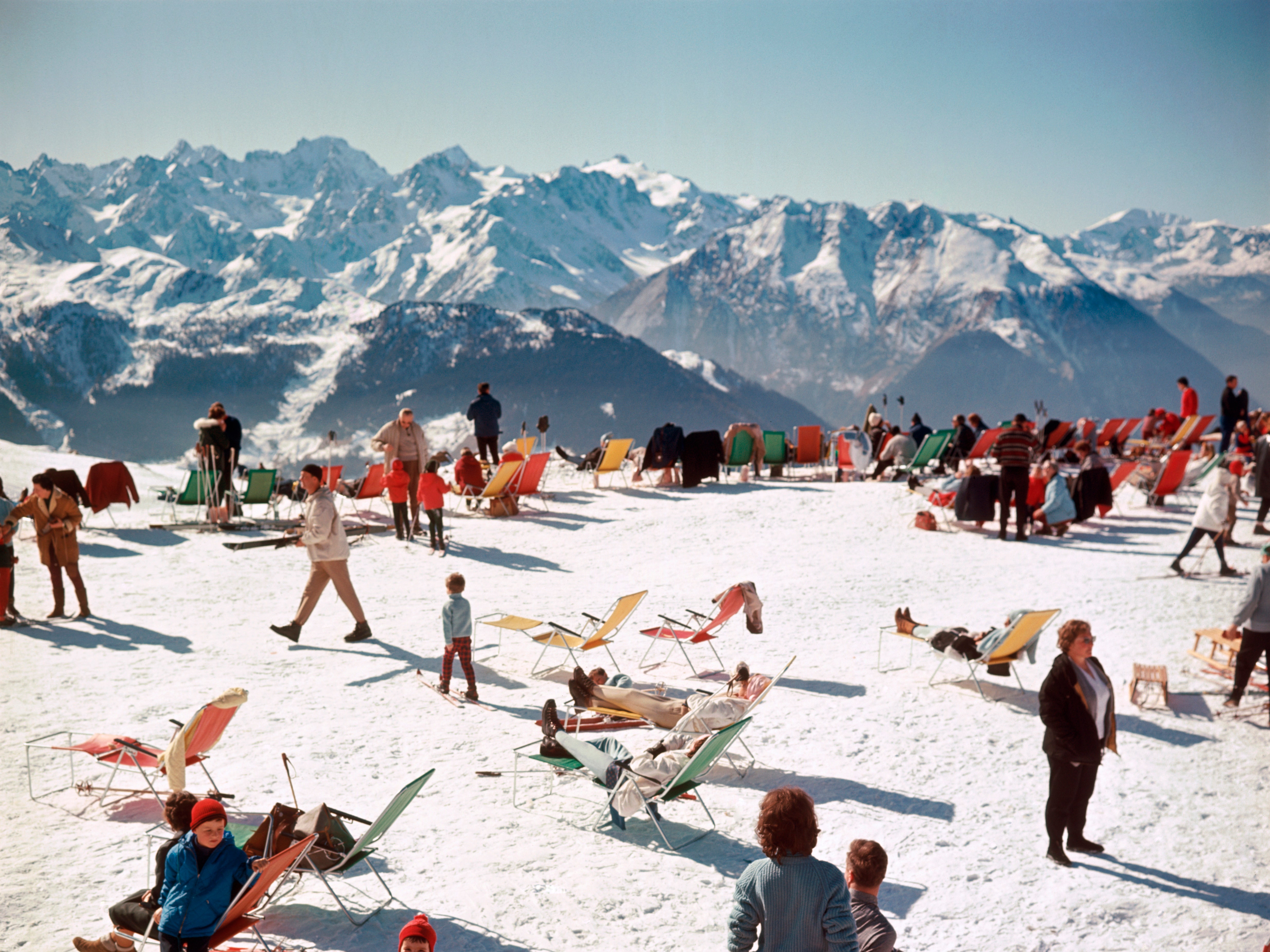 Heading to the Mountains? Let Slim Aarons’s Après-Ski Photographs Inspire Your Slope Style