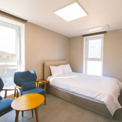 A 4-person room 203 Free breakfast Indoor BBQ(Check-in 18:00) Yeongjongdo Bloominghouse Pension 쿠폰