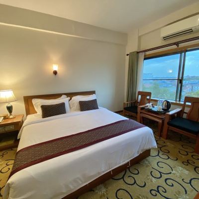 Deluxe Triple Room E-outfitting Golden Country Hotel Promo Code