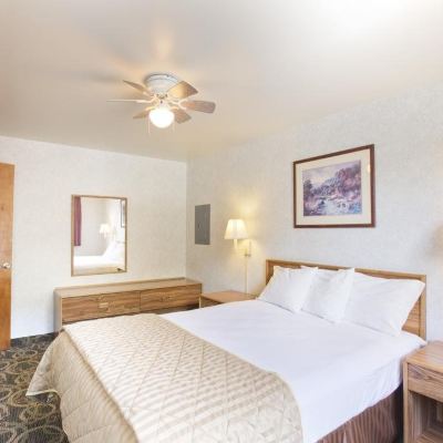 Family Suite, 2 Full and 1 Queen Bed Glenwood Springs Cedar Lodge Promo Code