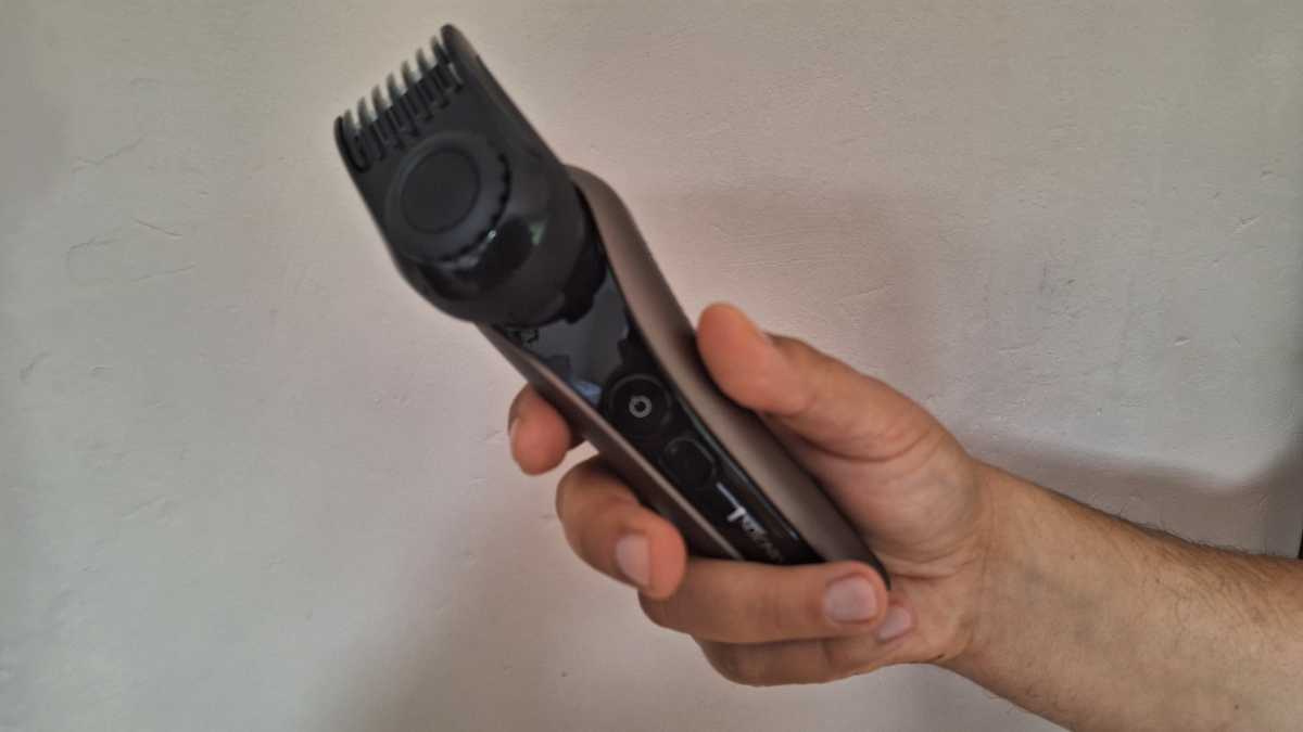 A view of the Remington Limitless X9 with trimmer attachment and comb fitted 