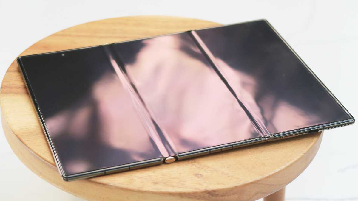 Huawei Mate XT hands on display creases