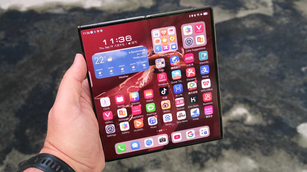 Huawei Mate XT hands on half fold handheld