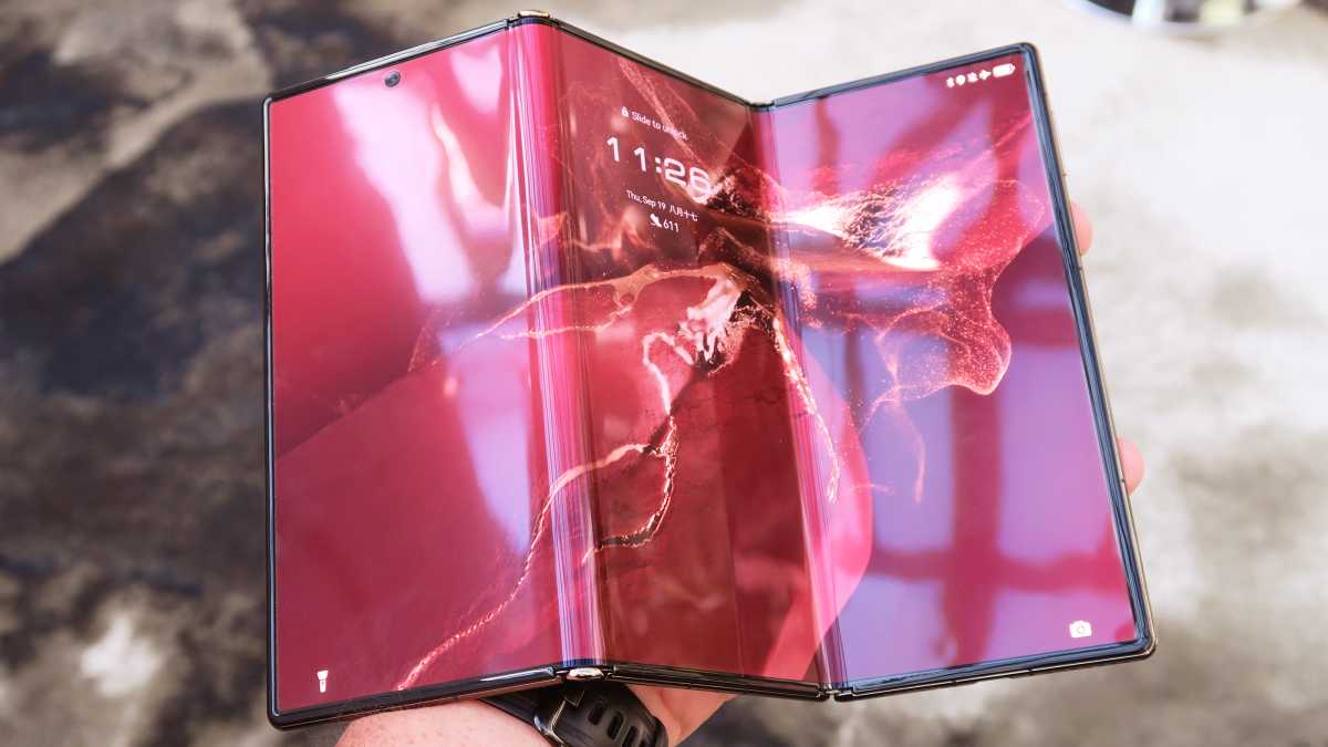 Huawei Mate XT hands on tablet bent handheld