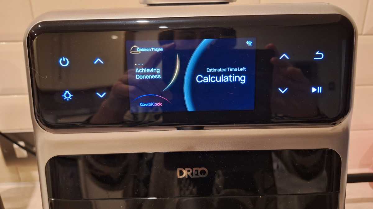 A front view of the LCD screen calculating cooking time for the Dreo ChefMaker Combi Cooker