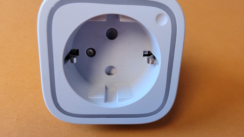 Aeotec Smart Switch 6: Je nachdem, ob die Steckdose ein- oder ausgeschaltet ist, leuchtet optional das graue LED-Band rund um die Steckdose violett oder grün.