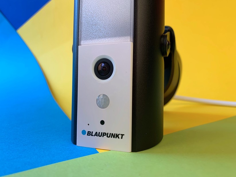 Die Blaupunkt Lampcam setzt auf einen hellen LED-Scheinwerfer und einen PIR-Sensor