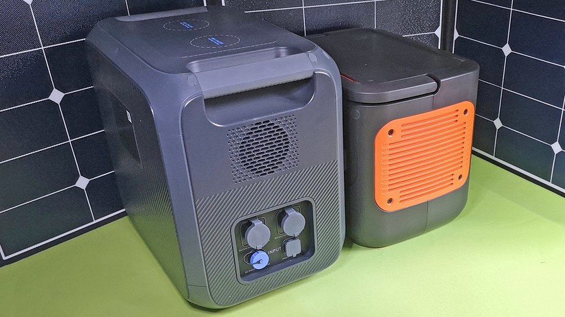 Hier die XL-Geräte Bluetti AC200Max (links) und Jackery Explorer 2000 Pro (rechts).