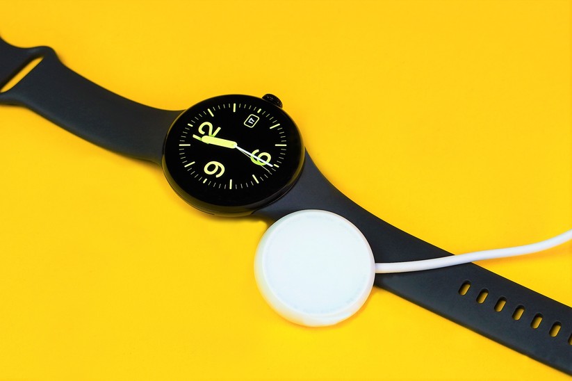 Google Pixel Watch: Besitzer der Pixel Watch müssen oft zum Ladegerät greifen. Denn der Akku hält nicht länger als 24 Stunden durch.