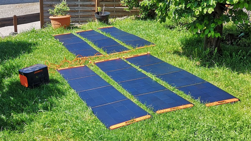 Die Jackery Explorer 2000Pro kann in knapp 2 Stunden per Solarpanel aufladen – die meisten Powerstations brauchen gerade per Solar deutlich länger.