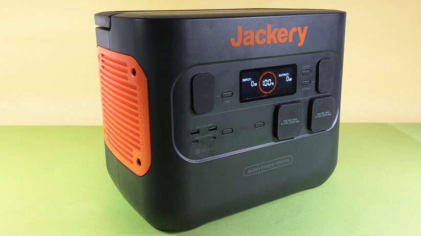 Die Jackery Explorer 2000 Pro im Fotostudio.