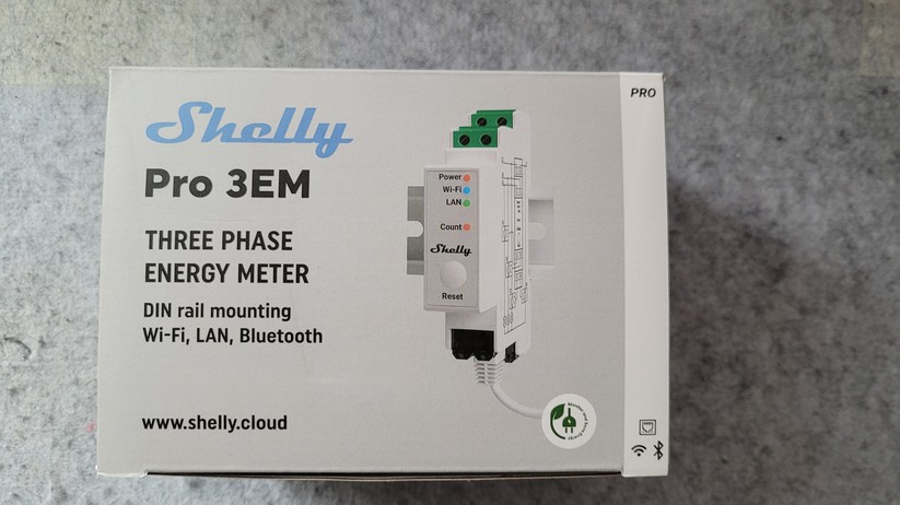 Shelly Pro 3EM: Drei-Phasen-Stromzähler für die Hutschiene in der Stromverteilung.