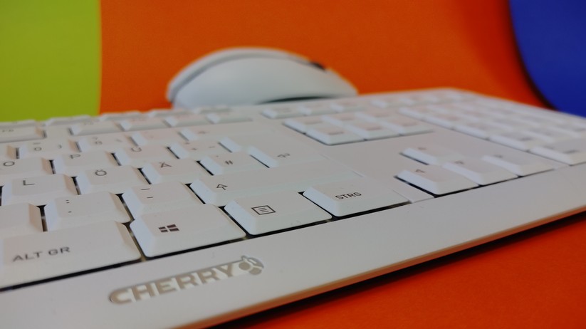 Cherry Stream Desktop Recharge Tastatur und Maus