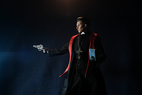 ツバキアキラが撮った、RingtoysのPriest K。聖書を片手に銃を撃つ、Priest K。