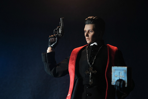 ツバキアキラが撮った、RingtoysのPriest K。聖書を片手に銃を撃つ、Priest K。