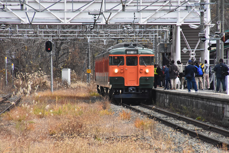 2022年11月27日撮影　しなの鉄道　牟礼駅に到着　115系S3編成　湘南色