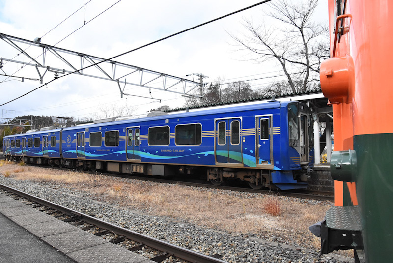 2022年11月27日撮影　しなの鉄道　牟礼駅にて115系S3編成　湘南色　とSR1系　S101編成