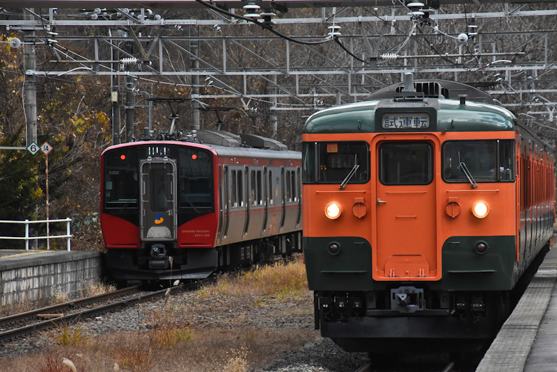 2022年11月27日撮影　しなの鉄道　牟礼駅にて　115系S3編成　湘南色　とSR1系　S202編成