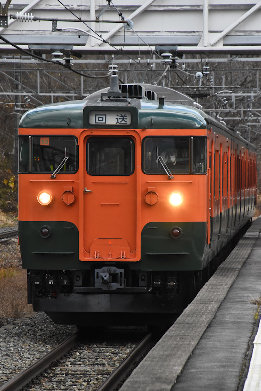 2022年11月27日撮影　しなの鉄道　115系S3編成　湘南色　牟礼駅発車