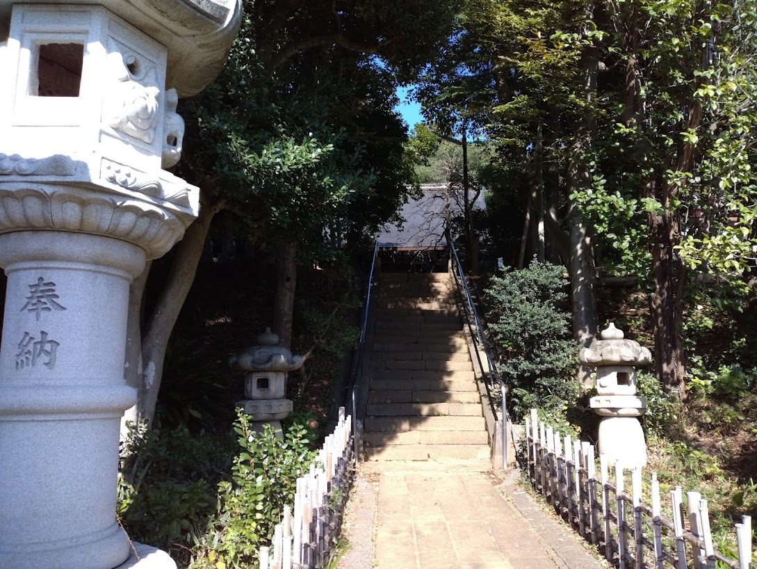 真福寺の山門・参道２