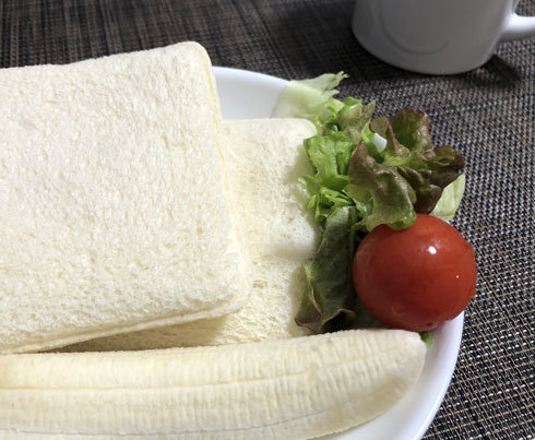 夕食　値引きパンとバナナ