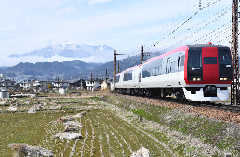 2024年3月31日撮影　長野電鉄　2100系　スノーモンキーと飯縄山