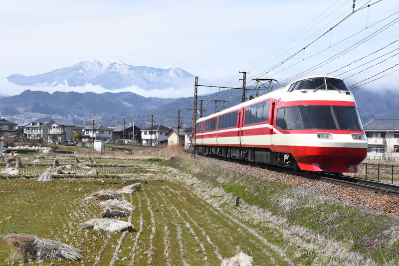 2024年3月31日撮影　長野電鉄　1000系　ゆけむりと飯縄山　後撃ち　ワイドにて