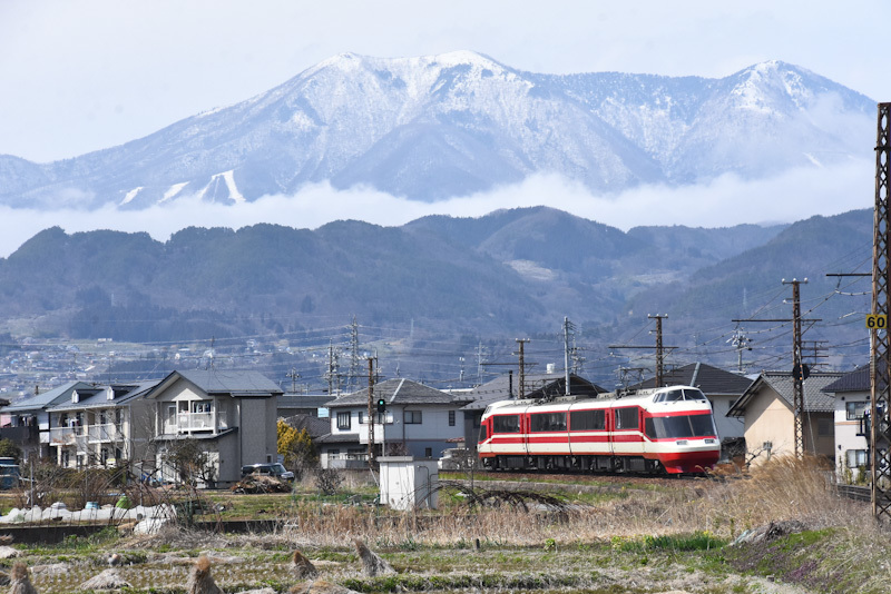 2024年3月31日撮影　長野電鉄　1000系　ゆけむりと飯縄山　後撃ち　