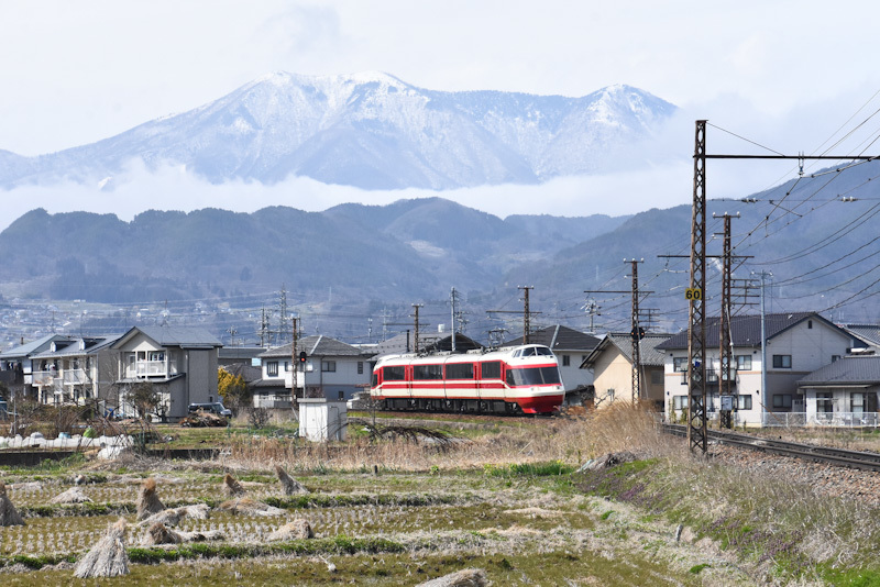 2024年3月31日撮影　長野電鉄　1000系　ゆけむりのんびり号と飯縄山