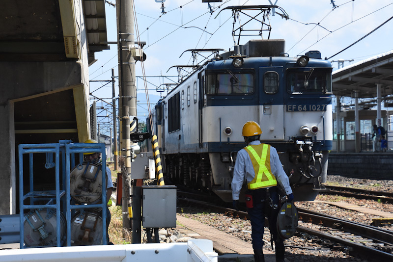 2024年6月15日撮影　南松本にて　西線貨物8084ﾚの機回し　反射板を持つ作業員