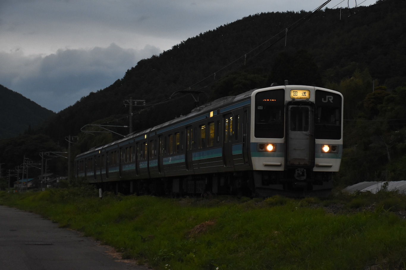 2024年6月16日撮影　辰野線　9520M　211系による「辰野ほたる祭り号」　幕が回送