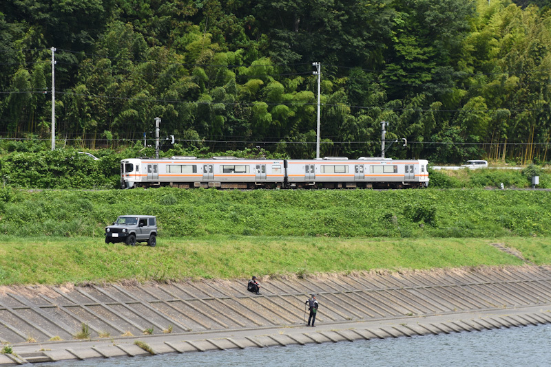 2024年6月22日撮影　飯田線と天竜川　1415M　313系と釣り人