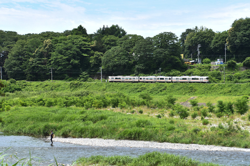 2024年6月22日撮影　飯田線と天竜川　544M　313系1700番台と釣りをする人