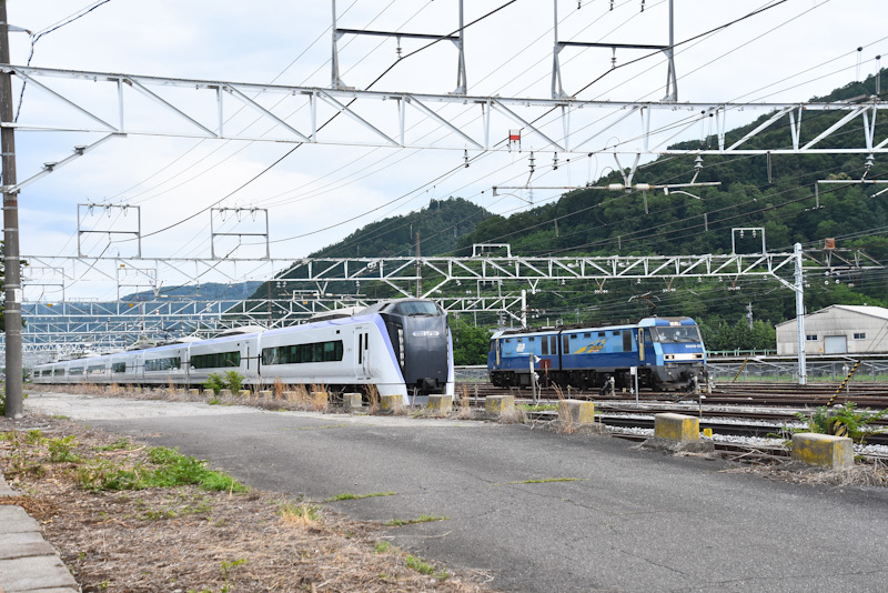 2024年6月22日撮影　塩尻大門にて　訓練を終えたEH200-22号機　返却回送　あずさ25号との並び