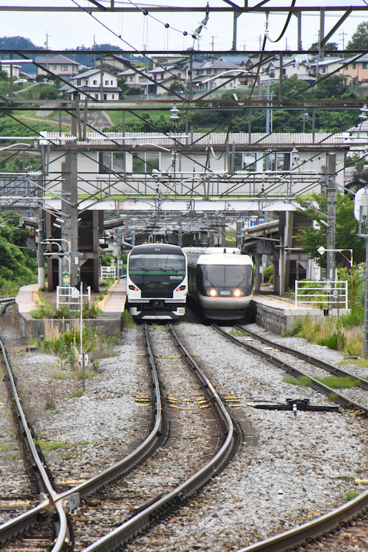 2024年6月30日撮影　E257系5000番台　OM93編成　あずさ74号　送り込み回送　聖高原駅　しなのと交換　並び