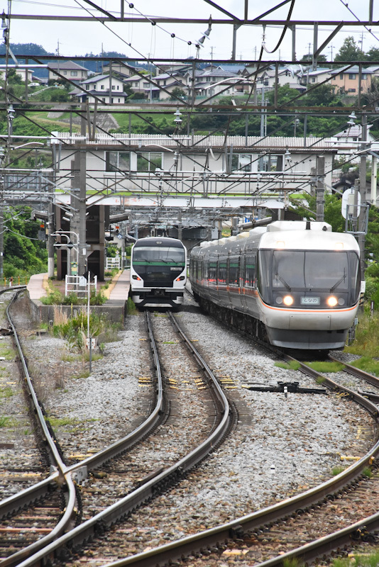 2024年6月30日撮影　E257系5000番台　OM93編成　あずさ74号　送り込み回送　聖高原駅　しなのと交換　