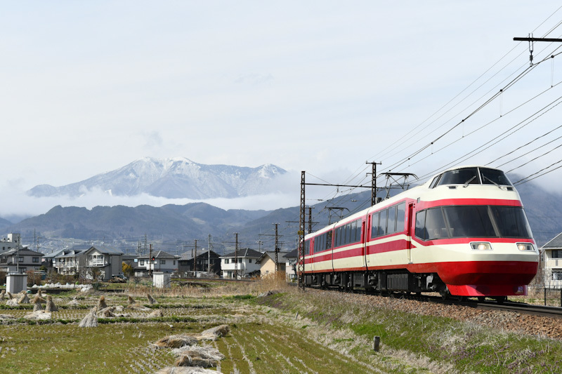 2024年3月31日撮影　長野電鉄　1000系　ゆけむりのんびり号と飯縄山　ワイドにて