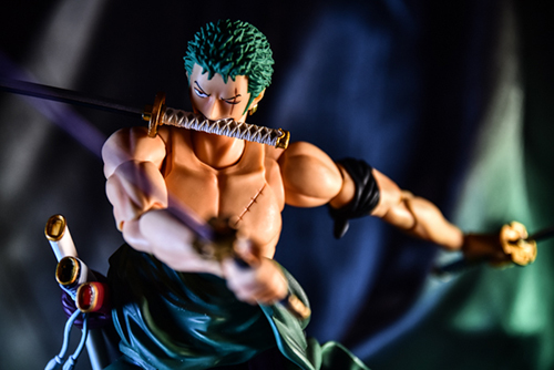 ツバキアキラが撮影したヴァリアブルアクションHeroes ONE PIECEのロロノア・ゾロのフィギュア。三刀流のゾロの撮影を試行錯誤。