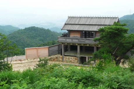 山頂下の西門