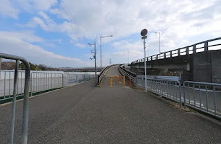 穂谷川沿いから上に登る道