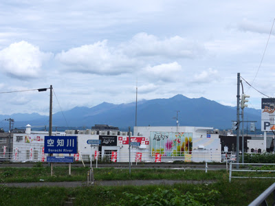 富良野市街からみえる十勝岳連峰