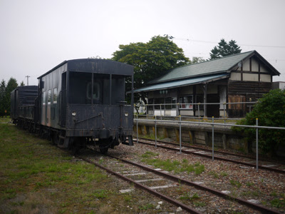 ホームの貨車と忠類駅舎