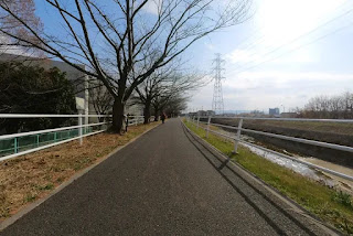 穂谷川沿いの自転車道