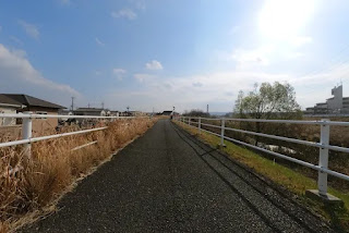 穂谷川沿いの自転車道