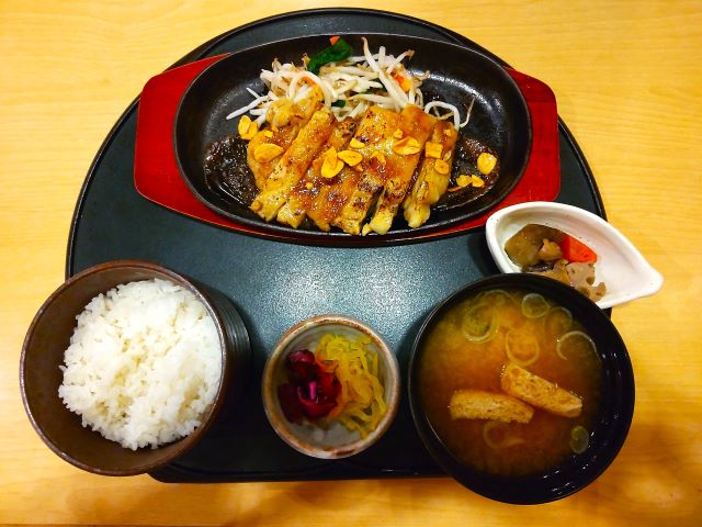 アクア・ユーカリ　チキンステーキ定食