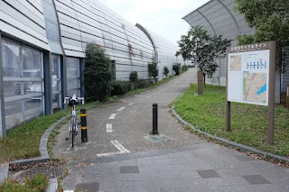 第二京阪道路の自転車道入口と看板