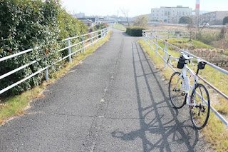 穂谷川沿いの自転車道に自転車を停めて休憩